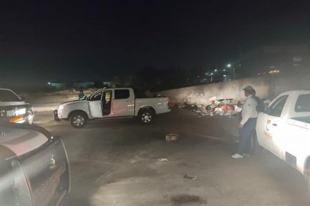 Multan a dos personas por arrojar basura en la vía pública