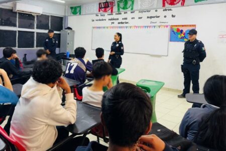 Policías Estatales imparten pláticas educativas a jóvenes de Sonora