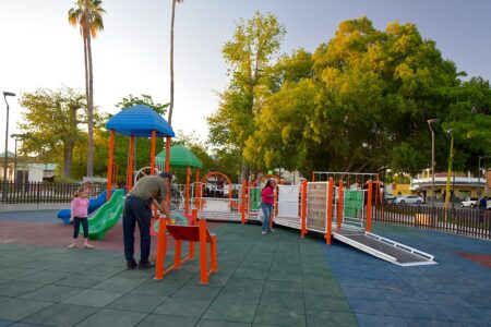 Disfrutan familias de la renovación del Jardín Juárez en Hermosillo